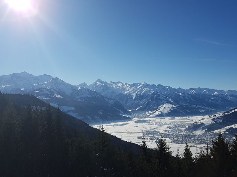 Aussicht vom Ronachkopf: Panoramablick auf schneebedeckte Berge und Tal im Winter. | © Schmittenhöhebahn AG