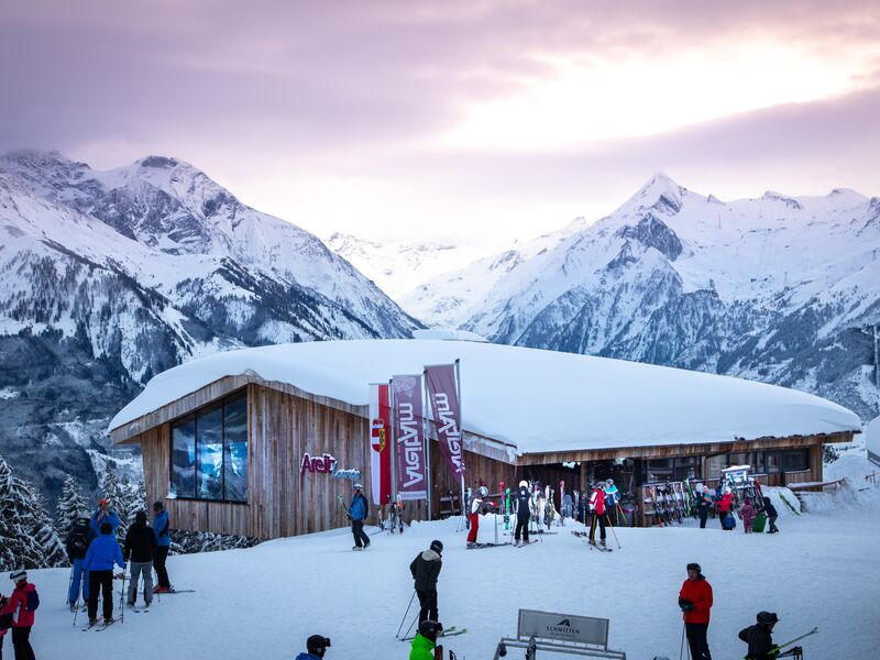 Besucher der AreitLounge genießen die Aussicht und das Skifahren in den Alpen. | © Nikolaus Faistauer Photography