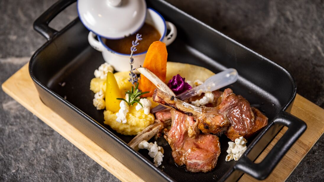 Lamb with vegetables and sauce in an elegant presentation. | © Nikolaus Faistauer Photography