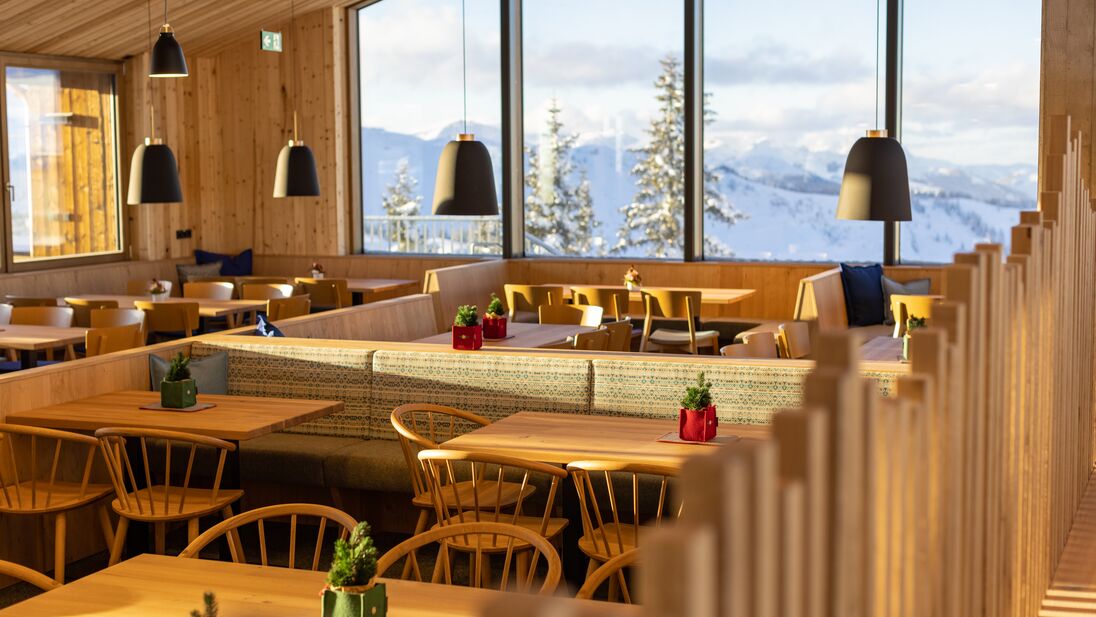 Das Panorama: Bright restaurant with mountain views. | © Nikolaus Faistauer Photography
