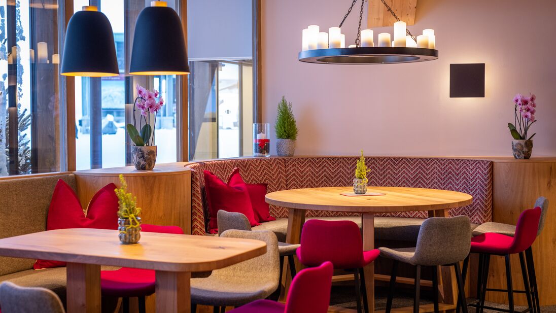 View of the mountain restaurant with wooden details and cosy seating areas. | © Nikolaus Faistauer Photography