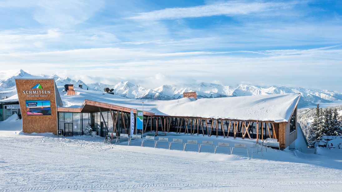 Das Panorama restaurant on the Schmitten with mountains in the background. | © Schmittenhöhebahn AG