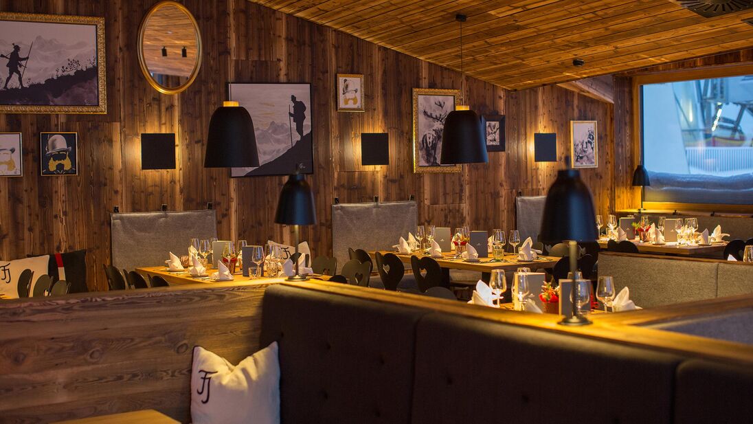 Interior view of mountain restaurant Franzl with decorated tables. | © Schmittenhöhebahn AG/Nikolaus Faistauer Photography