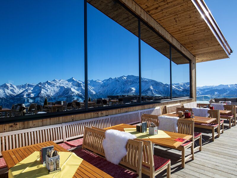 Terrasse des Bergrestaurants Franzl mit Blick auf Berge. | © Schmittenhöhebahn AG/Nikolaus Faistauer Photography