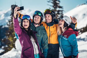 Vier Freunde machen ein Selfie im Skiurlaub in den Bergen. | © Zooom-Productions