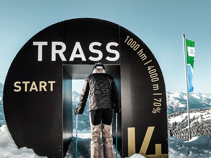 Ein Skifahrer steht am Beginn der Trass-Abfahrt auf der Schmittenhöhe. | © Schmittenhöhebahn AG/Johannes Felsch 