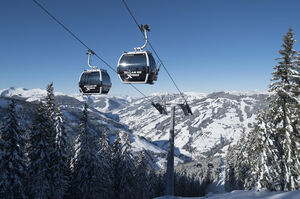 Blick auf zellamseeXpress-Gondeln in den Bergen von Zell am See im Winter. | © Guenther Boeck