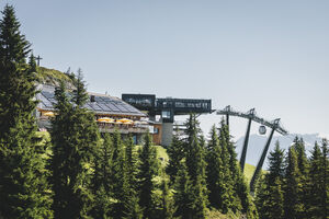 Bergstation mit Solarpanels und Seilbahn, umgeben von Bäumen | © Stefanie Oberhauser