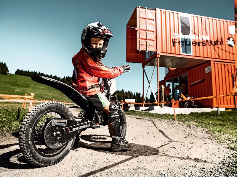 Ein Kind auf einem E-Motorrad im E-Motocross Park auf der Schmittenhöhe. | © Schmittenhöhebahn AG/Johannes Felsch 