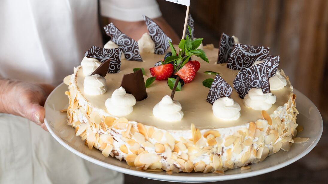 A cake with whipped cream and chocolate at the AreitLounge. | © Schmittenhöhebahn AG/Punkt&Komma