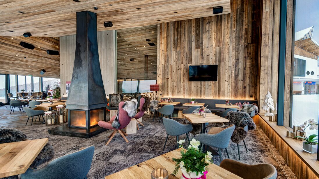 Modern AreitLounge featuring wood decor and fireplace in the Alps. | © Foto Lebesmühlbacher