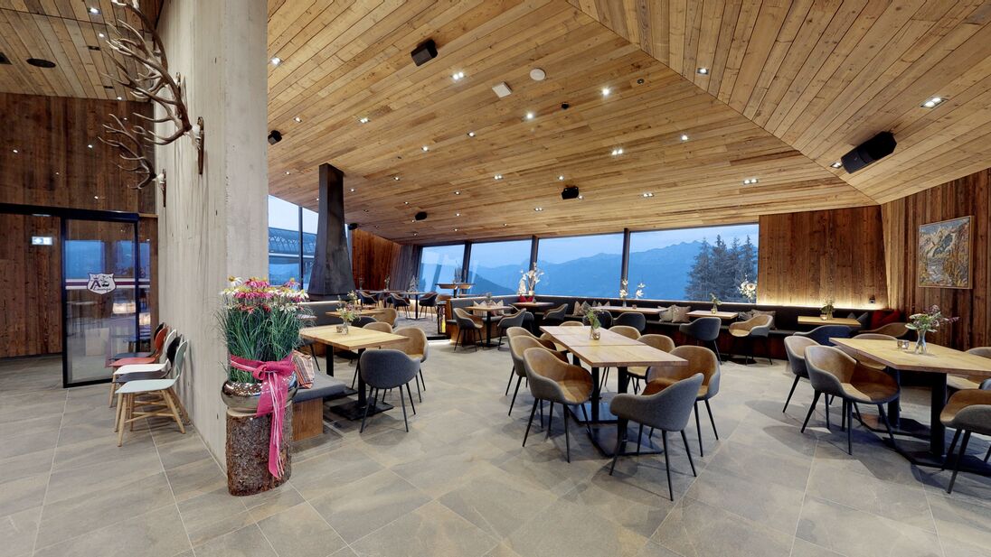 Inviting areitlounge with wooden decor and panoramic windows. | © Foto Lebesmühlbacher