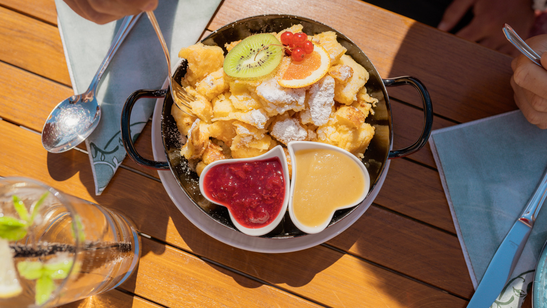 Tasty dessert with fresh fruit and sauces. | © mr-offenblende.at