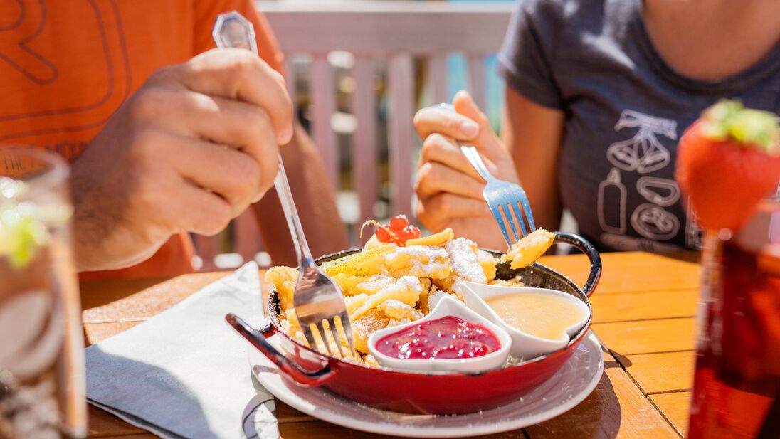 Two people dining together at a mountain restaurant. | © mr-offenblende.at