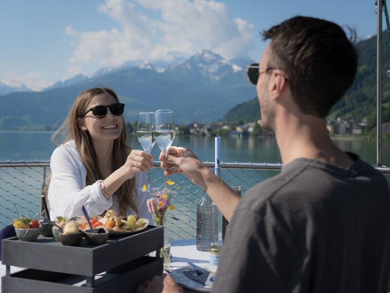 Pärchen das bei einer Schiffsrundfahrt mit einem Glas Sekt anstoßt.  | © Mr. Offenblende