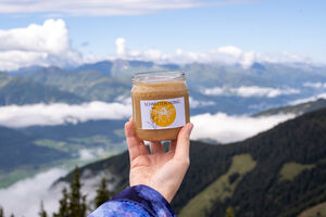 Ein Glas Schmitten-Honig vor traumhaftem Bergpanorama | © Edith Danzer
