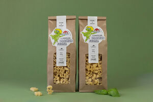 Zwei Nudelpackungen mit Schmidolins-Drachenpasta-Branding | © Natanja Eilen