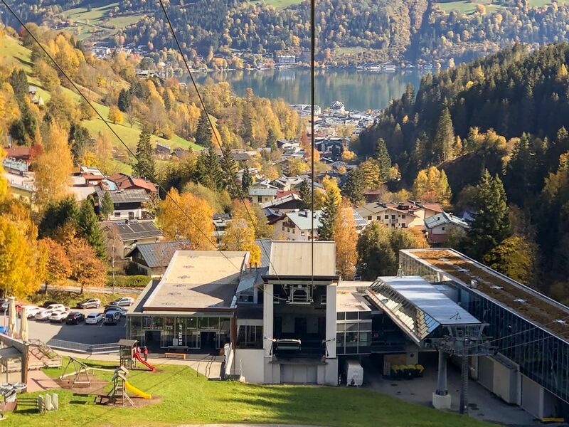 Seilbahnstation im Herbst mit Blick auf einen See und Berge. | © Schmittenhöhebahn AG
