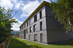 Moderne Fassade des neuen Mitarbeiterhauses in Schmitten. | © Michael Stremitzer | platzhirsch