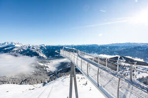 Panoramaausblick von der Plattform Kaiserblick auf der Schmittenhöhe über eine schneebedeckte Berglandschaft.