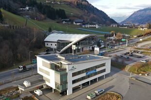 Luftaufnahme einer Bergbahnstation und eines Bürogebäudes. | © Schmittenhöhebahn AG