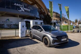 Ein Audi lädt vor der areitXpress-Station in Zell am See. | © Nikolaus Faistauer Photography